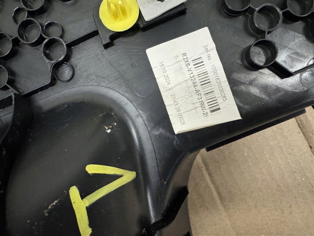 Пластик накладка порог правый задний  подножка ford courier mk3 3 3 23-26r Недорого