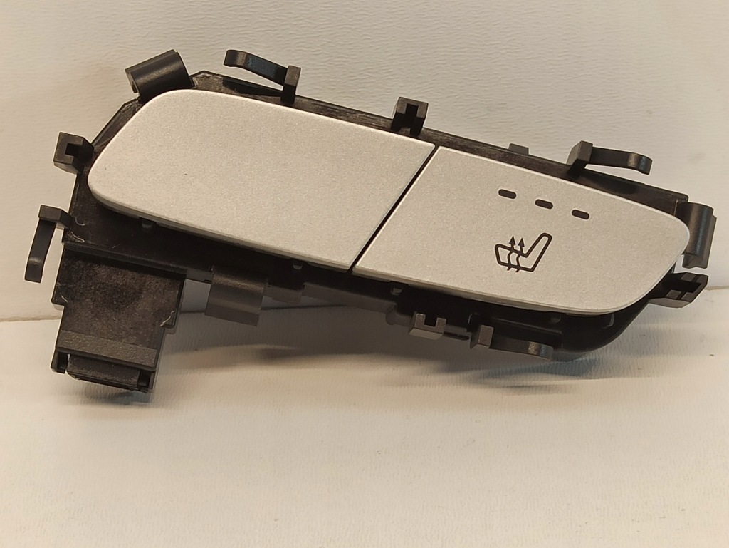 фото №1, Merc w205 кнопка подогрев сидений a2059050404