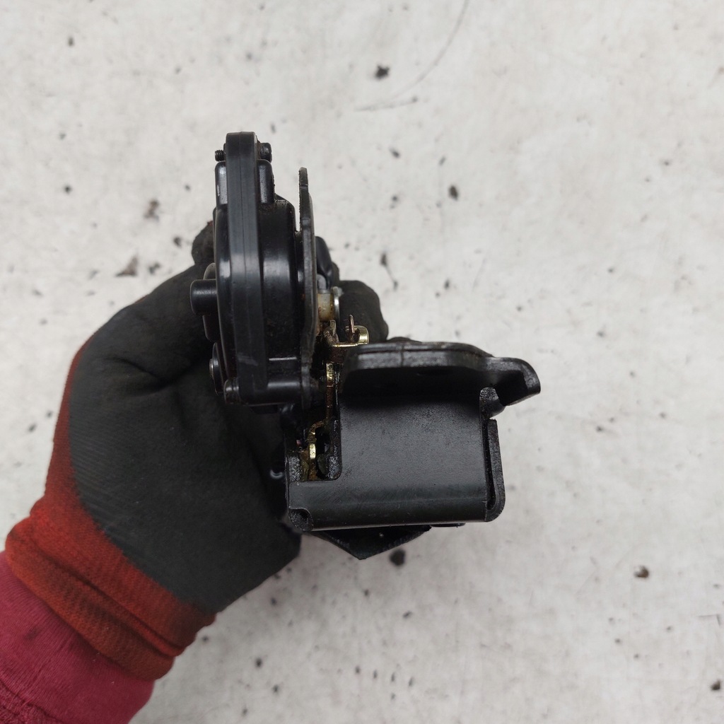 фото №11, Toyota prius ii 2 замок кришки багажника