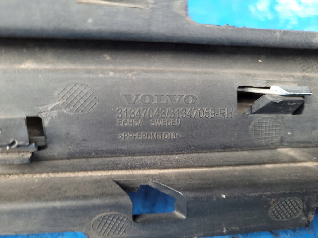 Volvo v40 ii | решётка правая молдинг хром бампера перед рестайлинг  31347043 Киев