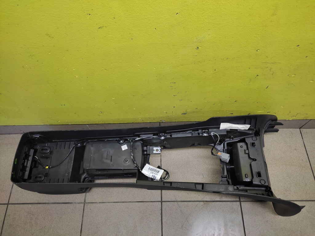 фото №11, Volvo v50 туннель средний подлокотник 30755349