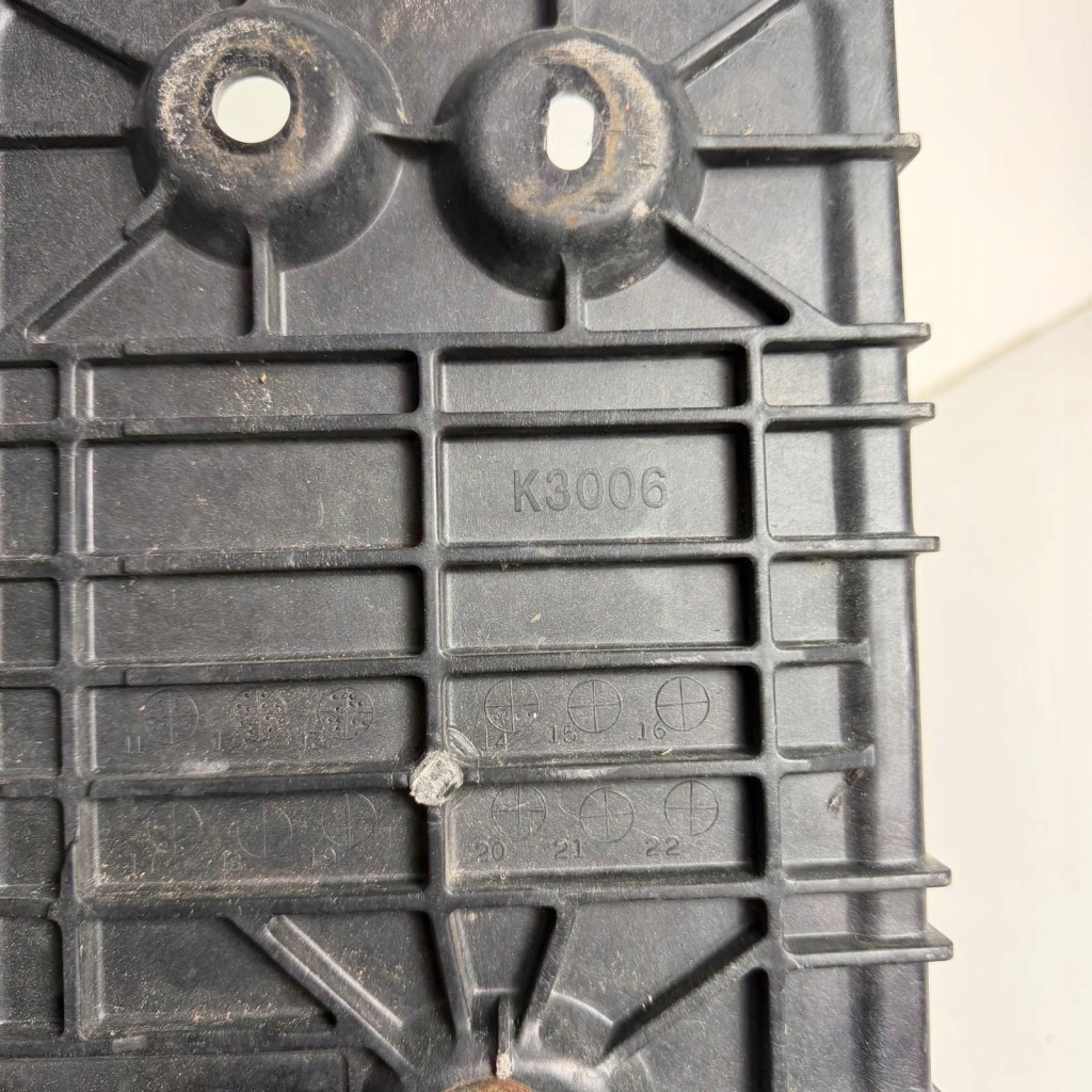 Основа кронштейн акумулятор mazda 6 3 cx-5 2.2d оригінальний номер оригінал ke7056041 Оригінал