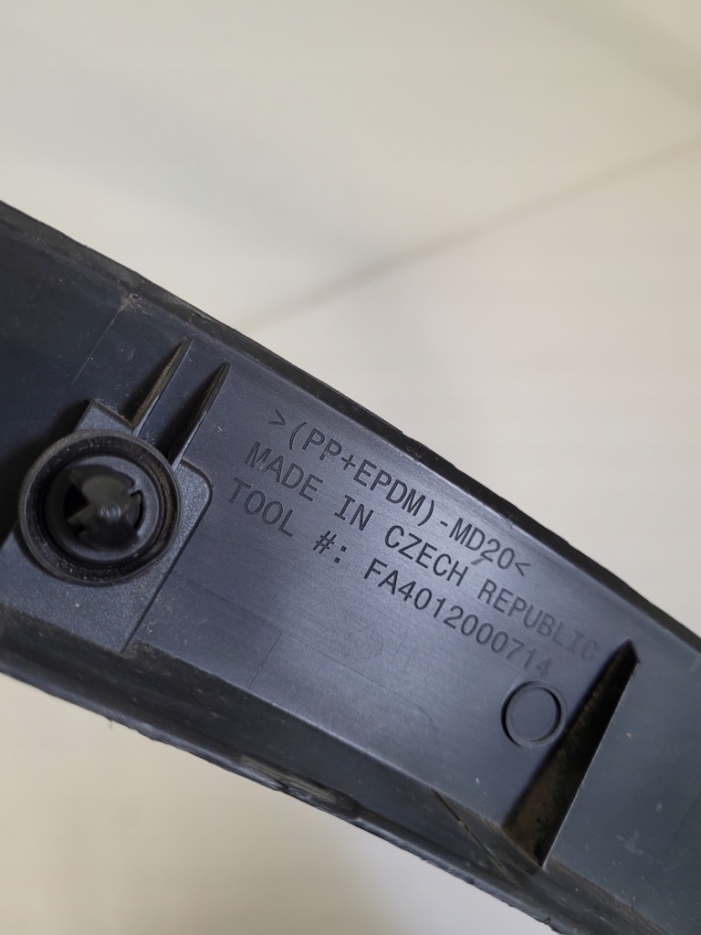 фото №15, Tesla y молдинг крыла правый перед правая накладка na крыло 1658696-00-a