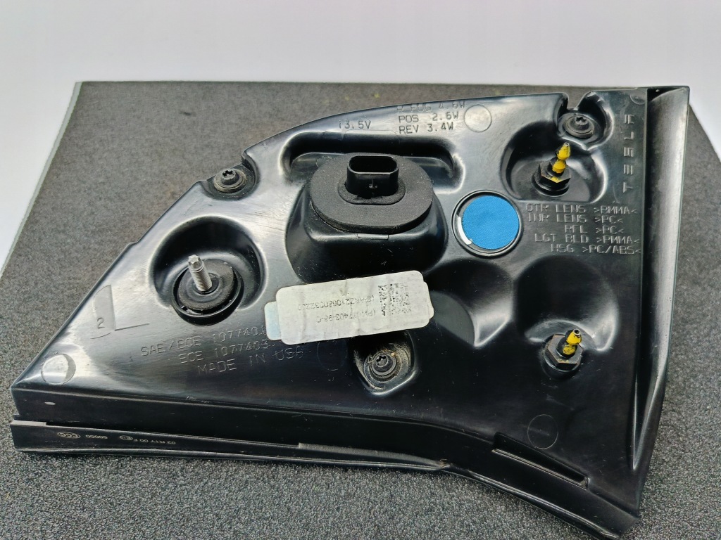 Tesla model y 20- 3 рестайлінг  22-фара кришки багажника ліва задній led 1077403-00-c в Україні