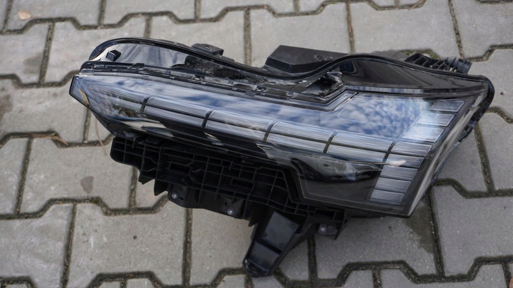 фото №1, Volvo ex30 - лампа led левая перед