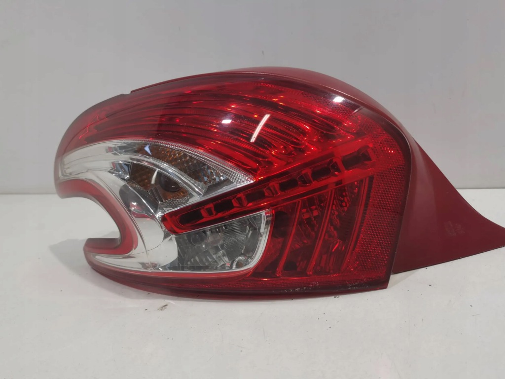 Peugeot 208 фара левая задний 12- led исправный Недорого