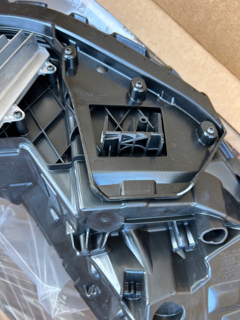 Tesla model 3 фара левая full led 1077375-00-c новая оригинал европа в Украине