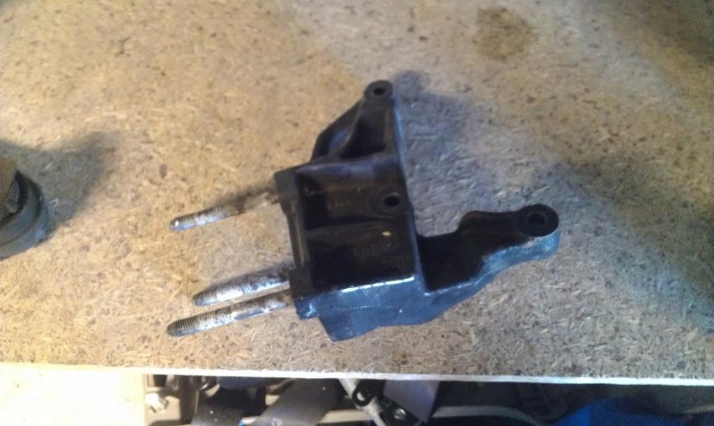 фото №1, Opel vectra b - кронштейн двигуна