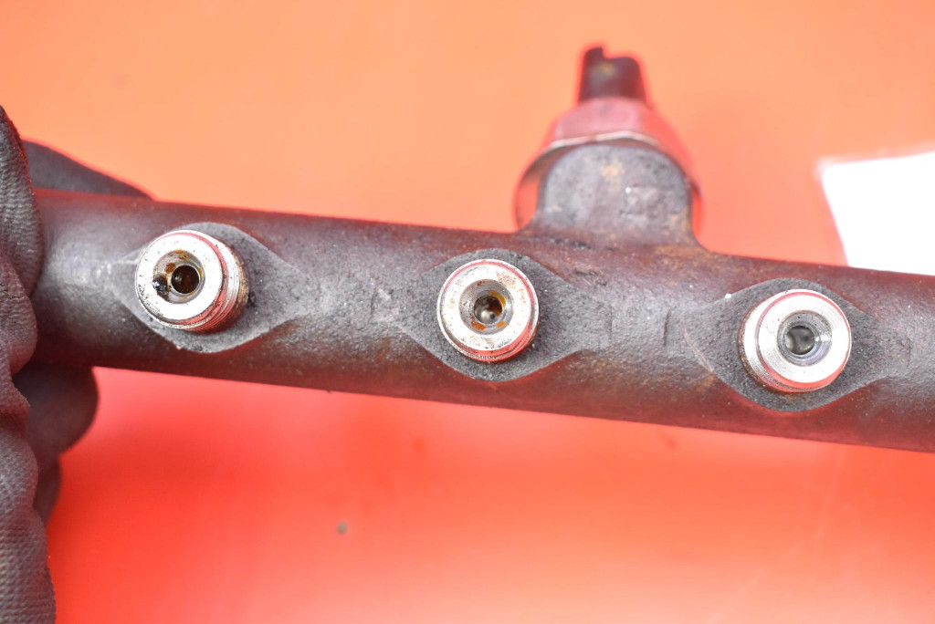 фото №8, Молдинг впрыскная 8200701680 nissan nv200 1 i 1.5 dci 90 km 09-21