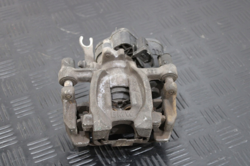 фото №1, Суппорт тормозной левый задняя 6798957 bmw x1 f48