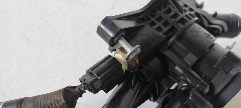 фото №8, Mazda 6 gl 2.5 бензин автоматическая коробка передач термостат корпус pyfd1516z 2019 rok