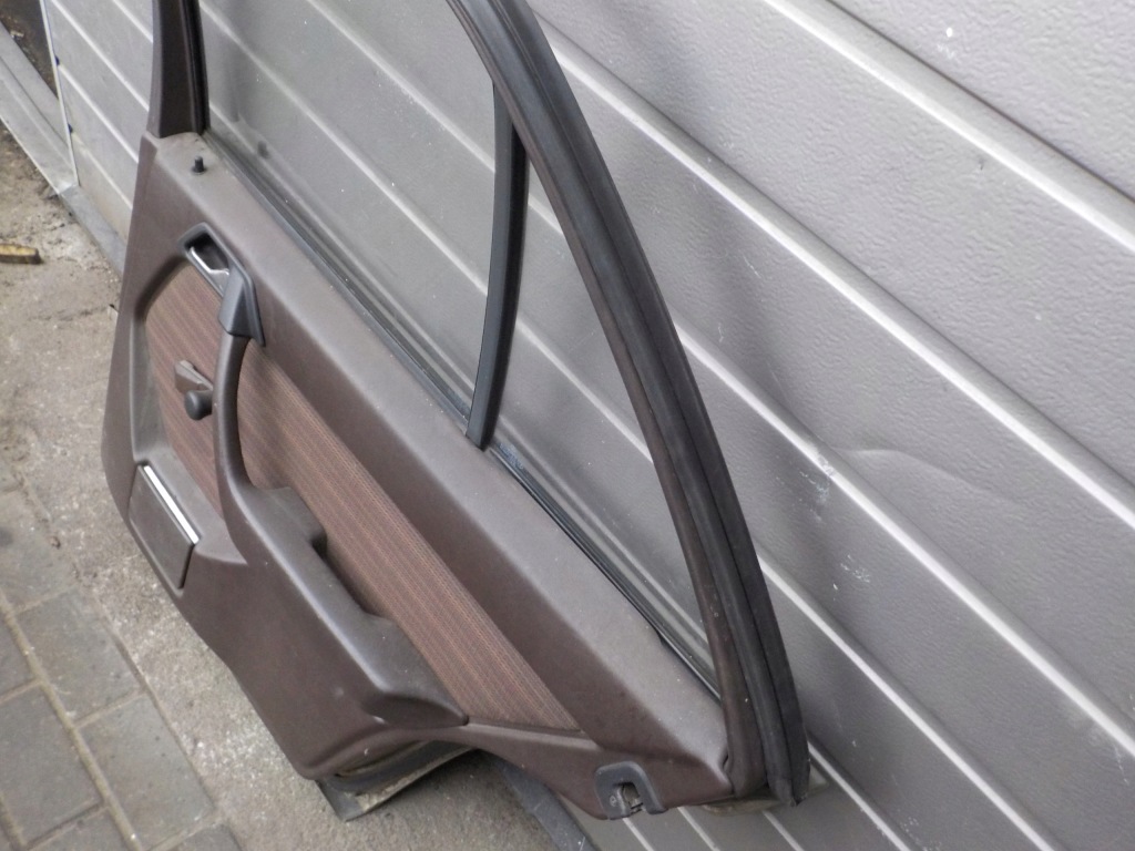 Двері праве задній mercedes w124 Доставка