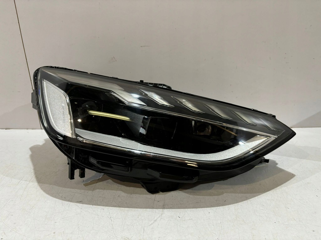фото №1, Audi a4 b9 lift лампа full led права - 15975