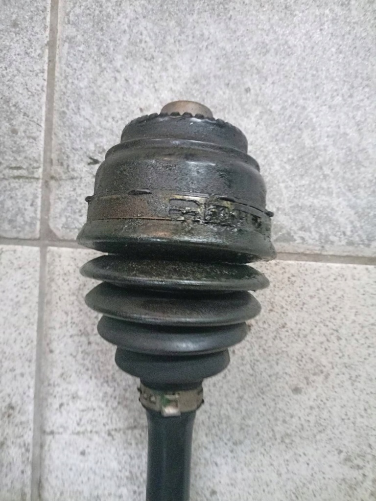 Привідний вал права сторона bmw 5 f10 2016 7593044 Недорого