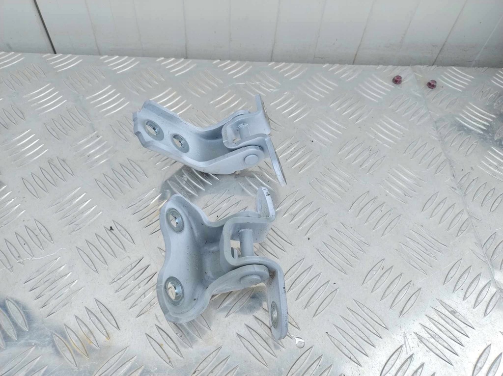 фото №1, Toyota yaris iv петли дверь правый перед