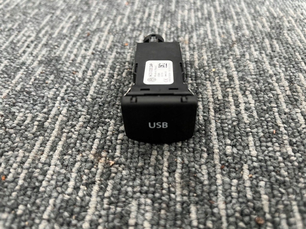 фото №1, Vw polo v 6r lift 1.0 mpi вхід port usb оригінал