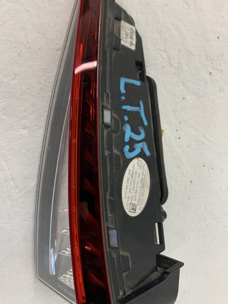 фото №4, Лампа правая задняя крышки led enyaq