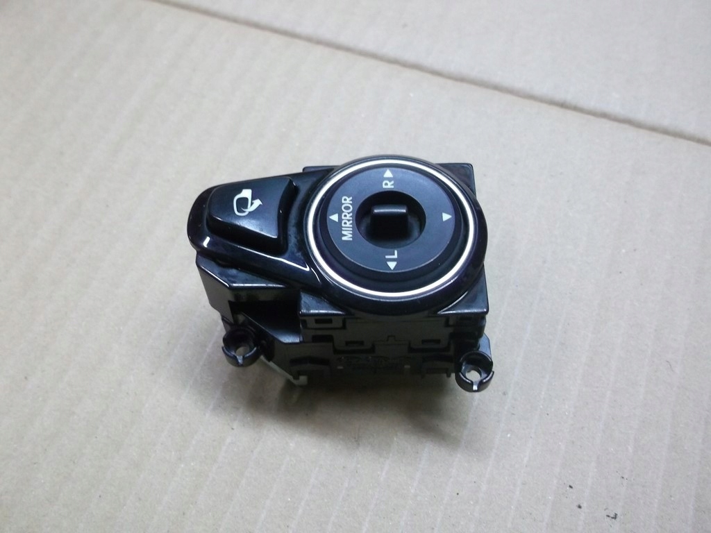 фото №1, Hyundai i40 переключатель регулировки зеркал