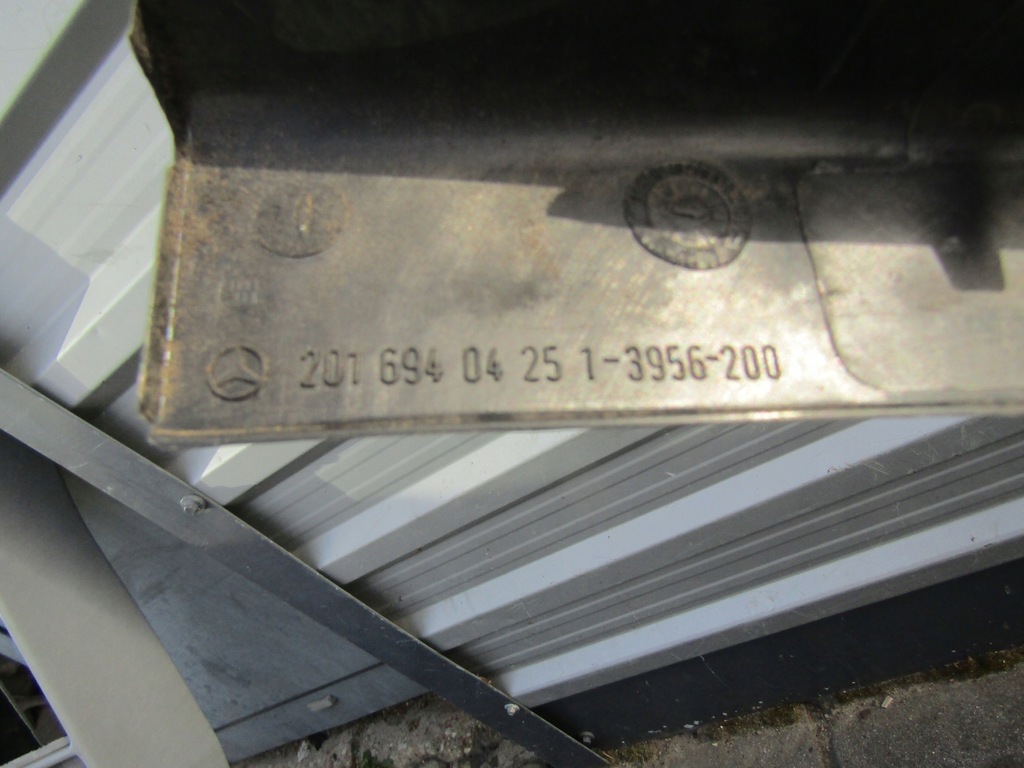 фото №12, 3 mercedes w201 190 пластик захист багажника поперечина задня замка заднього