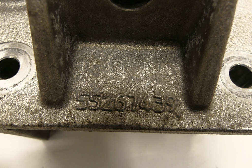 фото №7, Fiat 124 spider abarth 1.4 t multiair 170 кронштейн двигуна