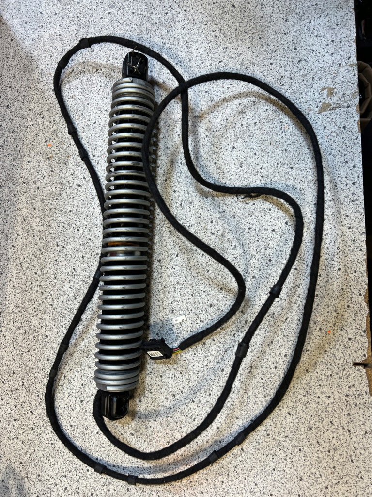 фото №1, Bmw f10 привід амортизатор кришки лівий 7207009