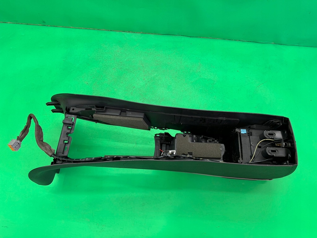 фото №15, Тунель середній підлокітник рамка 30755374 volvo c30 06- europa