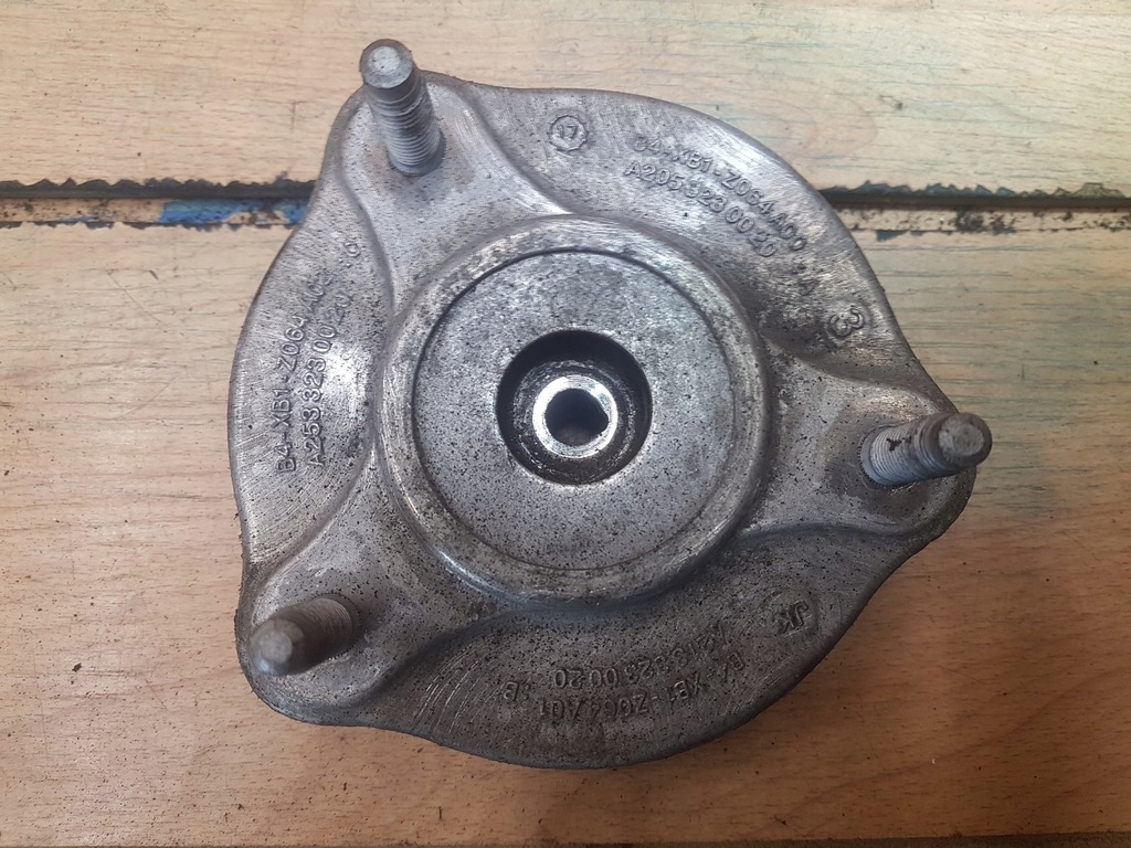 фото №1, Кронштейн амортизатора перед mercedes w213