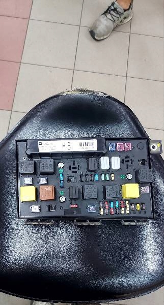 Купити Коробка запобіжників 13206754 opel astra h