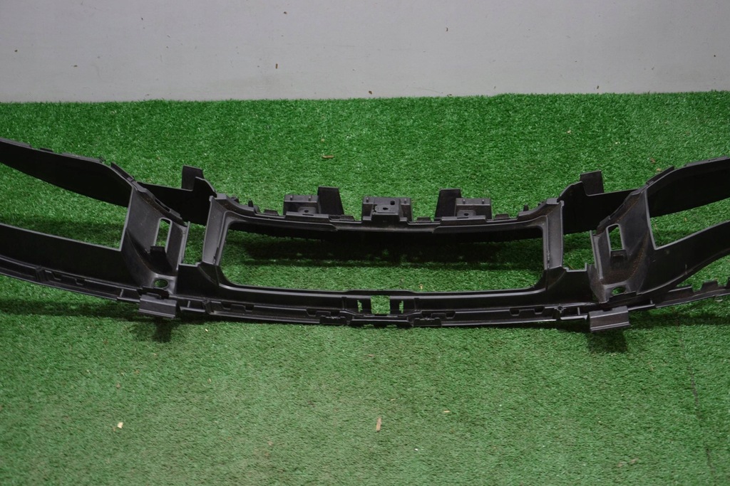 фото №12, Решётка средняя бампер перед porsche taycan 9j1807683c