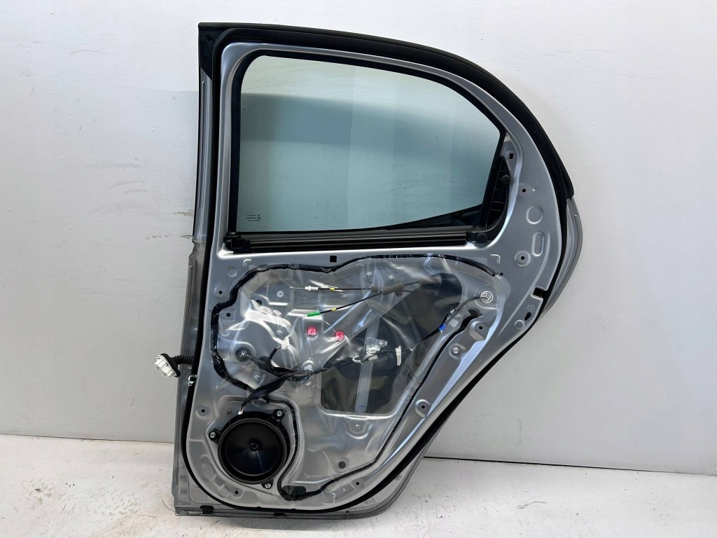 Yaris iv mazda 2 коплектная  дверь задняя правое  правый  задняя 1l0 Оригинал