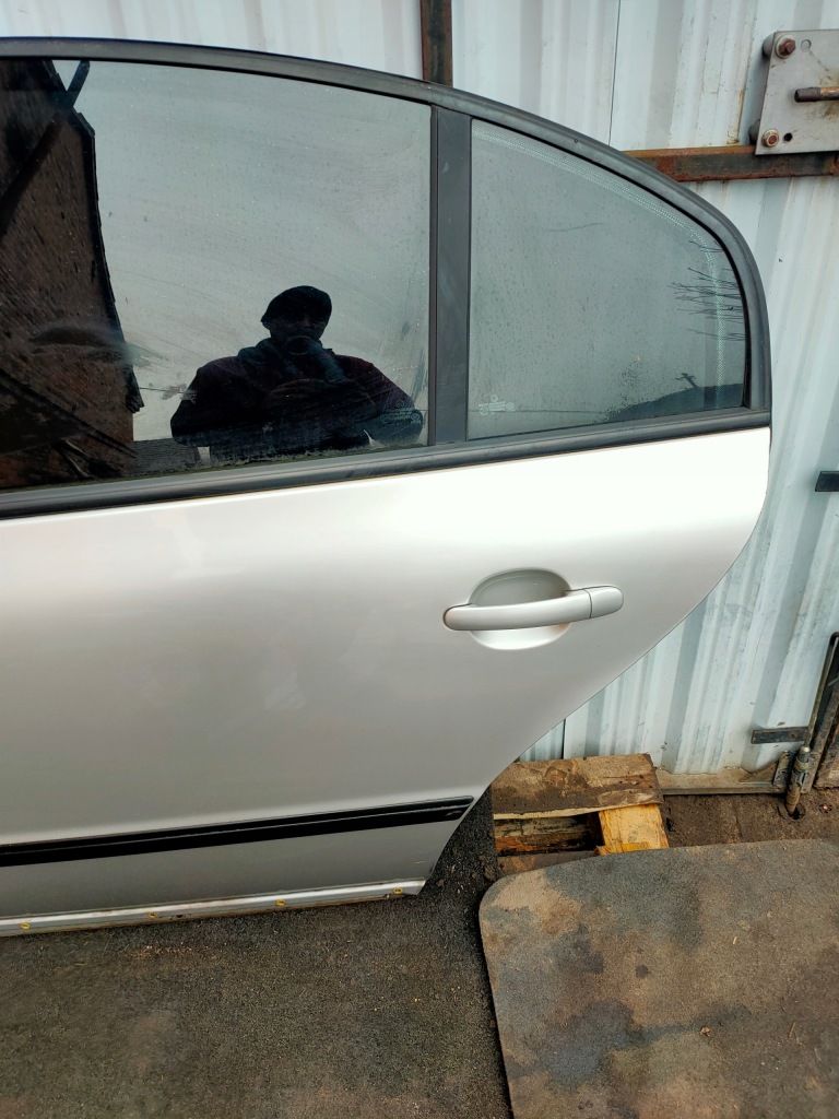 Дверь левая задний  skoda superb 1 цвет 9102 с Разборки