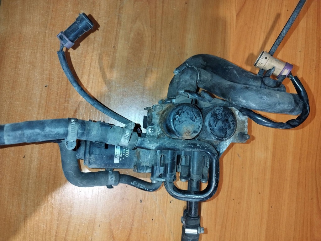 Купити Audi оригінальний номер 4d0959617a штекер