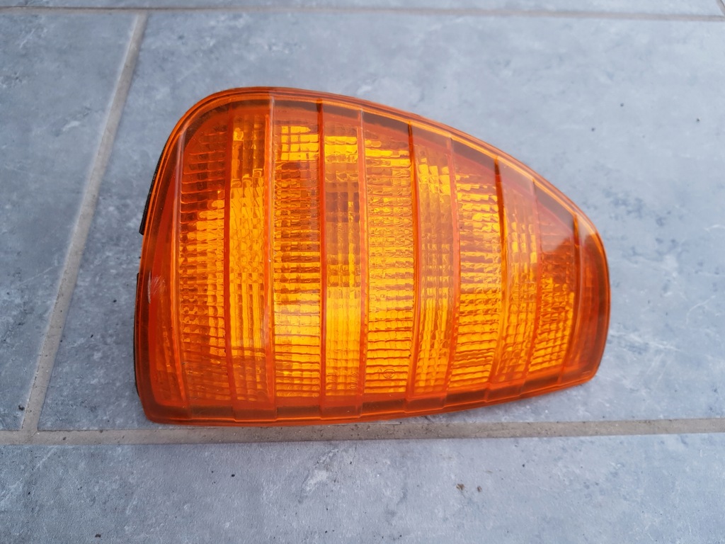 фото №1, Поворотник правый mercedes w123 fift