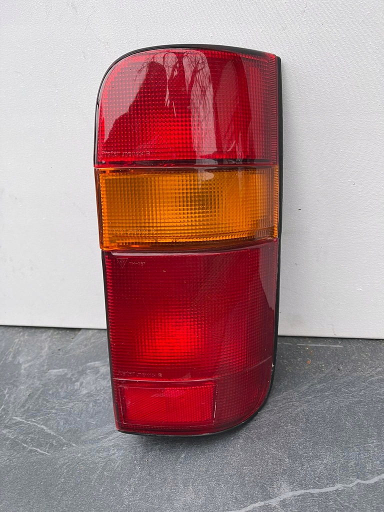 фото №1, Toyota hiace права лампа задня