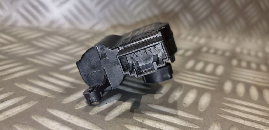 фото №8, Vw multivan transporter t5 t6 моторчик кришки обігрівача задня 7e0907512a