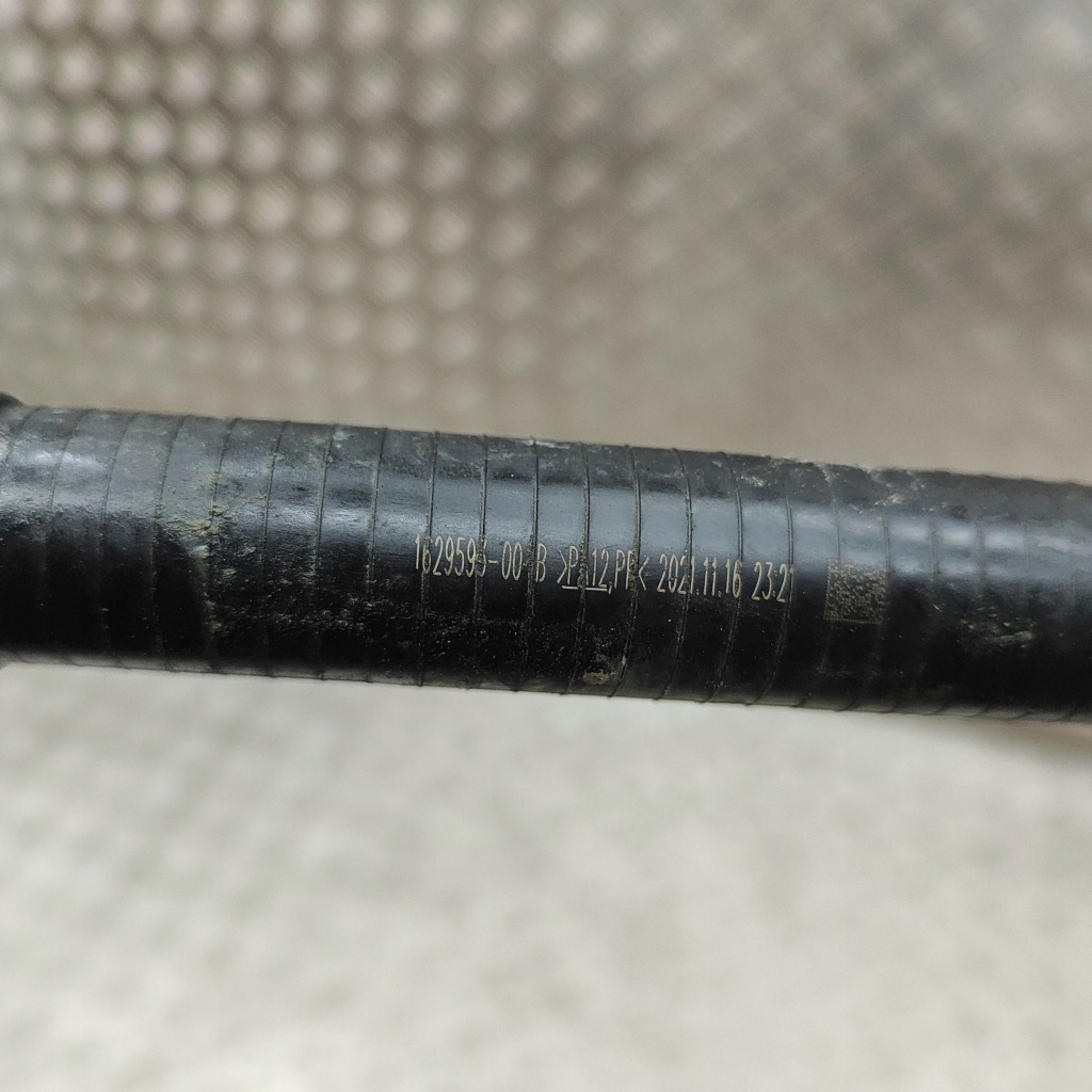 Tesla model y 2022 шланг / патрубок радіатора Недорого