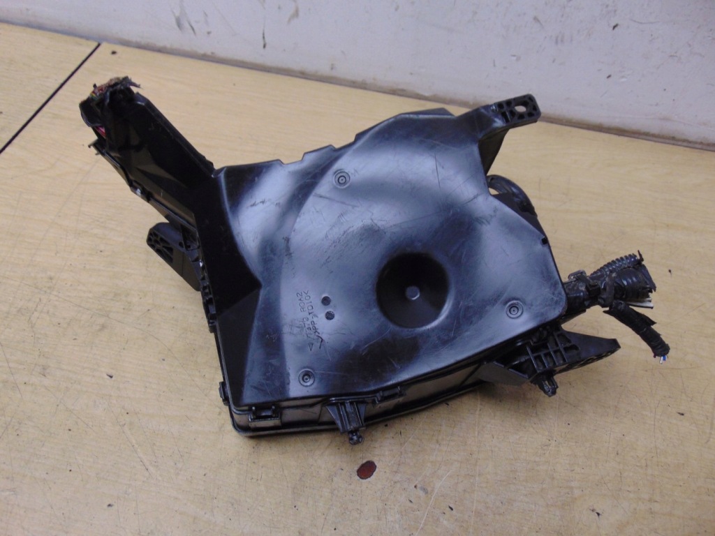 Коробка предохранителей toyota avensis t27 2.0d 82111-05j70 Оригинал