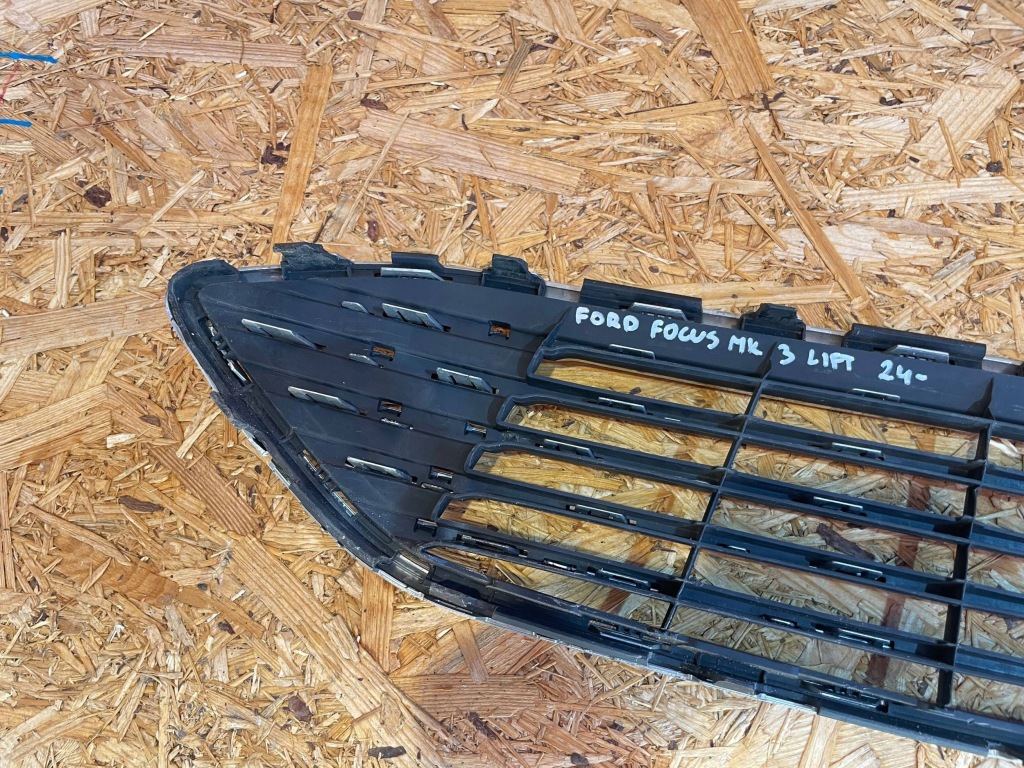 Ford focus mk3 3 рестайлінг  14-19 решітка  решітка радіатора решітка середня бампера перед Ціна