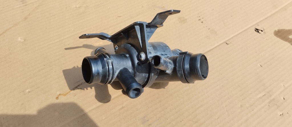 фото №1, Термостат корпус термостата range rover velar l560 gx63-8a586-ad