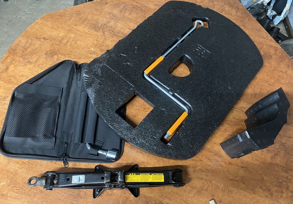 фото №1, Lexus is 220 is 250 is 350 домкрат пінополістирол болт набір