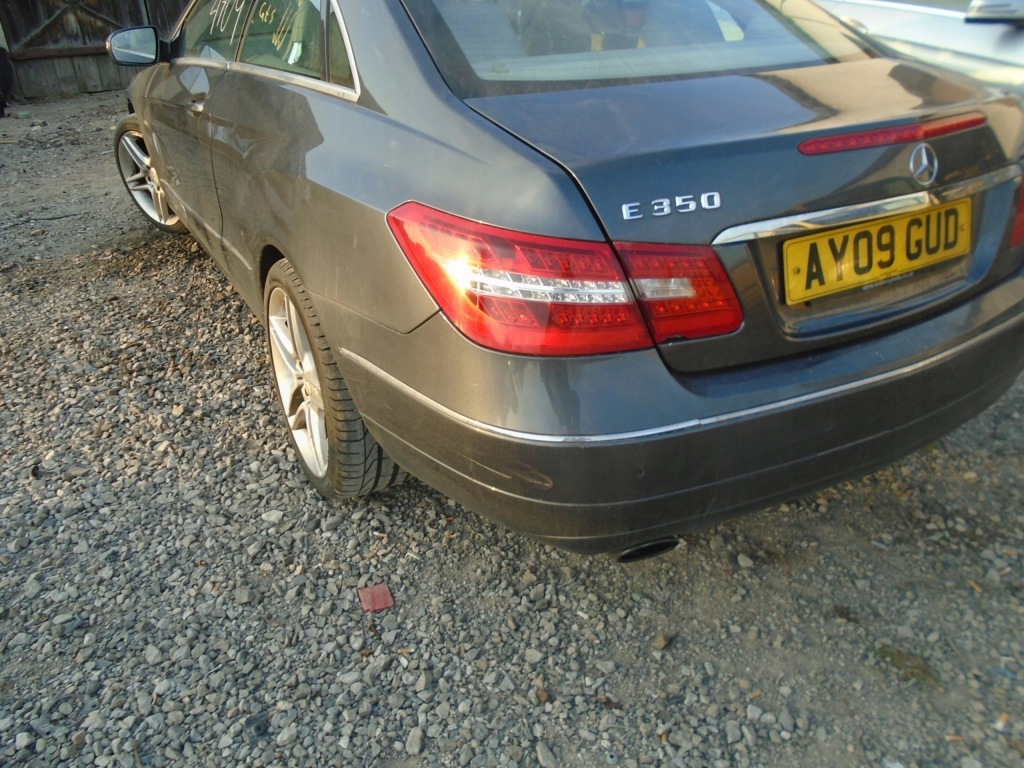 фото №1, Mercedes w207 крышка багажника бампер задняя 755 балка направляющая оригинал