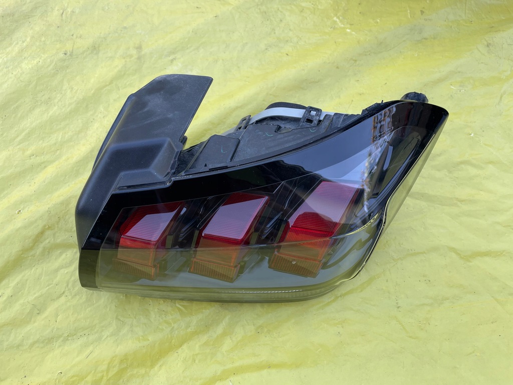 фото №1, Peugeot 208 ii лампа задня задня права комплектна