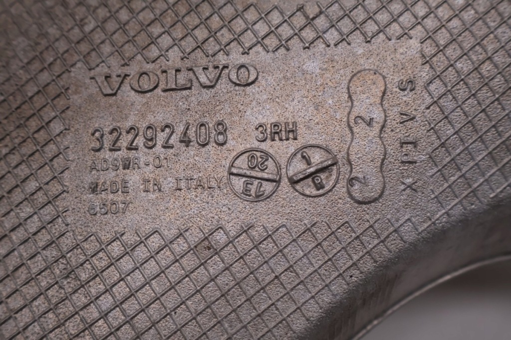 Volvo v60 ii 2.0 t6 plug in hybrid рычаг правый задняя 32292408 Недорого