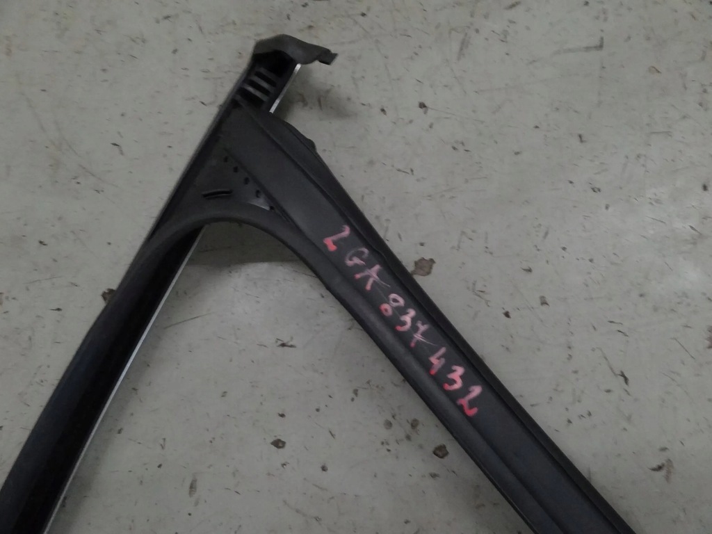 фото №4, Vw t-roc 2021 рамка хром прокладка скло правий перед 2ga837432