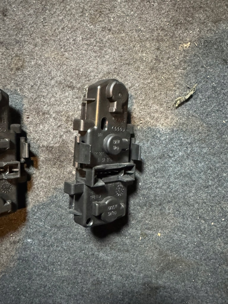 фото №1, Вкладыш лампы задний правой audi a6 c5 4b sedan b5831bl