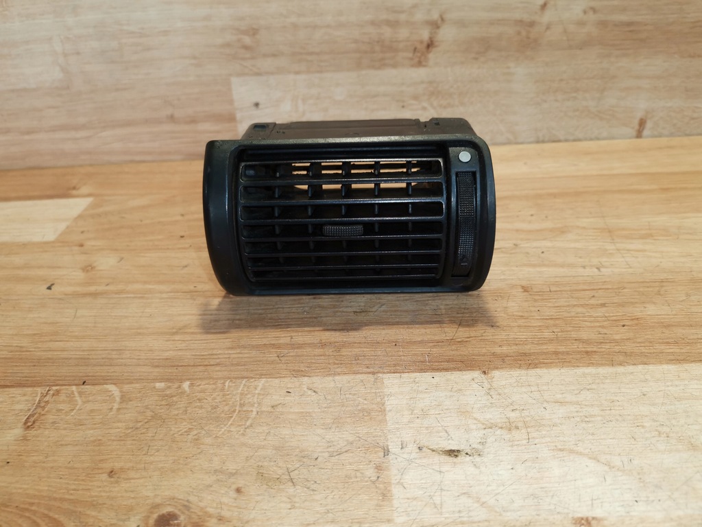 фото №1, Решётка обдув правый перед audi a4 b5 8d1820902