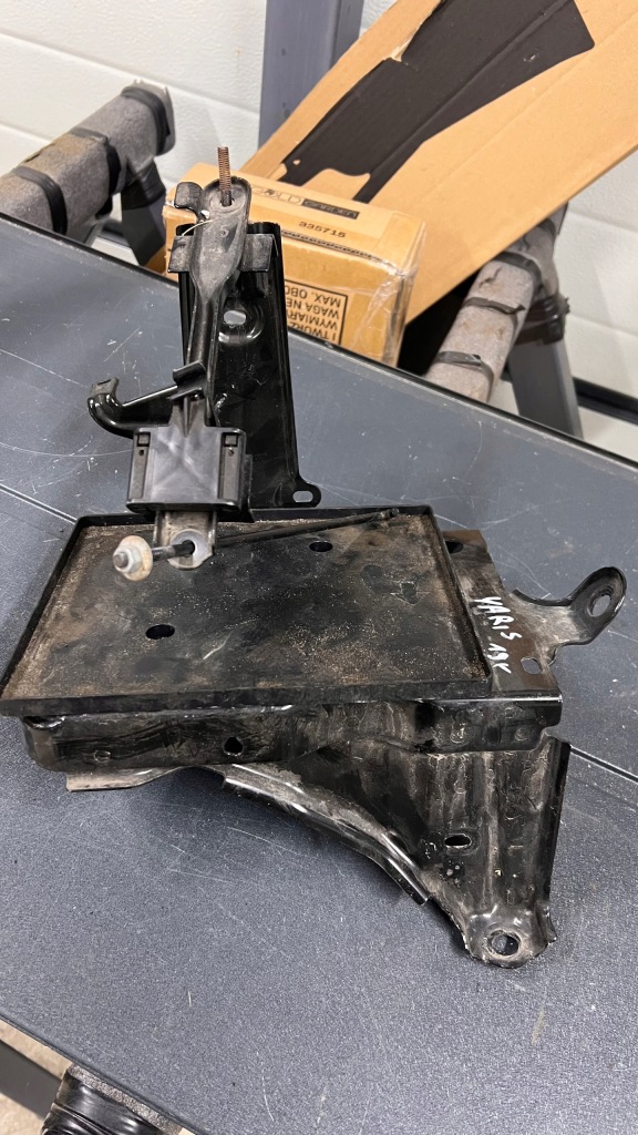 Купить Toyota yaris 3 2019r основание аккумулятор