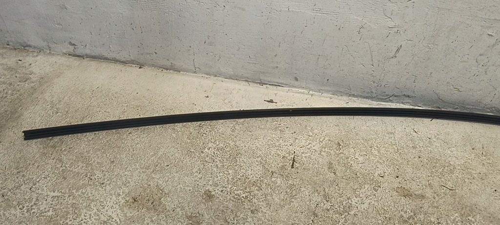 Молдинг кровельная боковая левая tesla model y в Украине