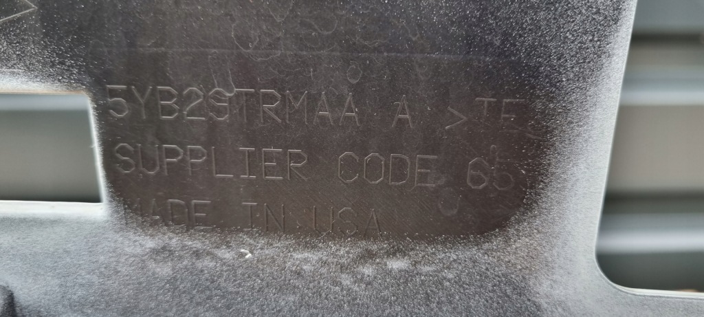 Grand cherokee wk2 рестайлинг  srt 18- бампер перед b143 Киев