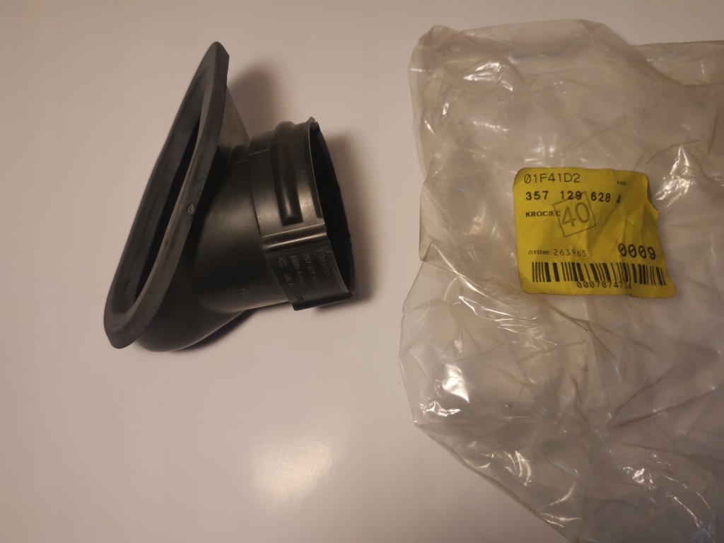 Купити Патрубок впускний  volkswagen passat 357129628a